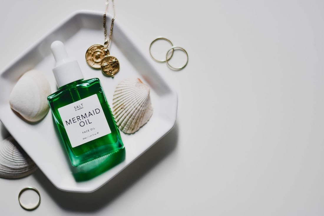 Efficiently packed suitcase with essentials for a Bali retreat, including lightweight clothing, swimwear, and self-care items.